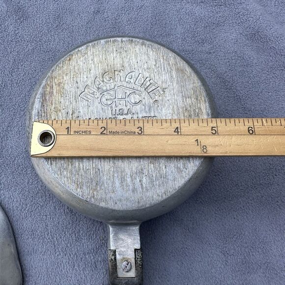 Vintage Magnalite 1 Quart Aluminum Saucepan With Lid & Black Handle Double Spout - Picture 6 of 10